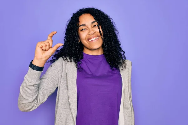 Jovem Afro Americana Desportiva Mulher Vestindo Camisola Casual Sobre Fundo — Fotografia de Stock