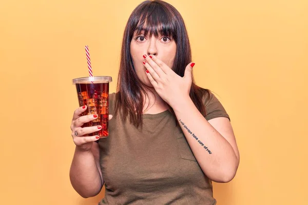 Joven Mujer Talla Grande Bebiendo Vaso Refresco Cola Cubriendo Boca — Foto de Stock