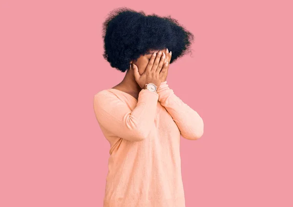 아프리카계 소녀는 울면서 손으로 얼굴을 표정의 평상복을 우울증 — 스톡 사진