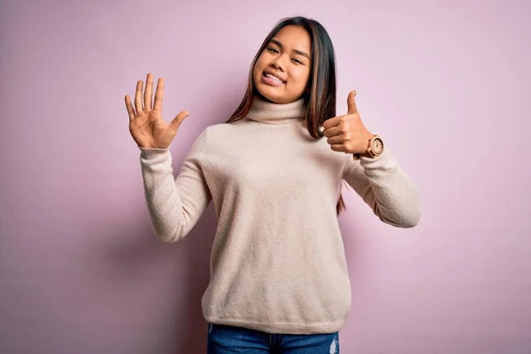 Jong Mooi Aziatisch Meisje Dragen Casual Coltrui Geïsoleerde Roze Achtergrond — Stockfoto