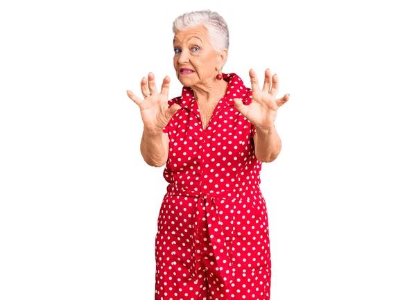 Senior Bella Donna Con Gli Occhi Azzurri Capelli Grigi Indossa — Foto Stock