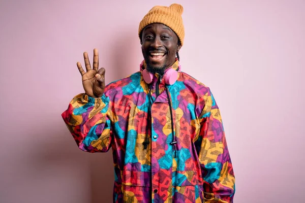 Jovem Homem Afro Americano Bonito Vestindo Casaco Colorido Boné Sobre — Fotografia de Stock