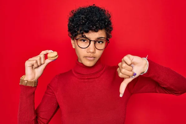 Fiatal Gyönyörű Afro Amerikai Kezében Csokoládé Francia Desszert Macaron Dühös — Stock Fotó