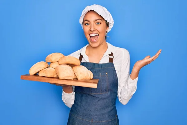 Mavi Gözlü Genç Sarışın Fırıncı Kadın Yapımı Taze Ekmek Tepsisiyle — Stok fotoğraf