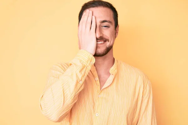 Jovem Homem Bonito Vestindo Roupas Casuais Cobrindo Olho Com Mão — Fotografia de Stock