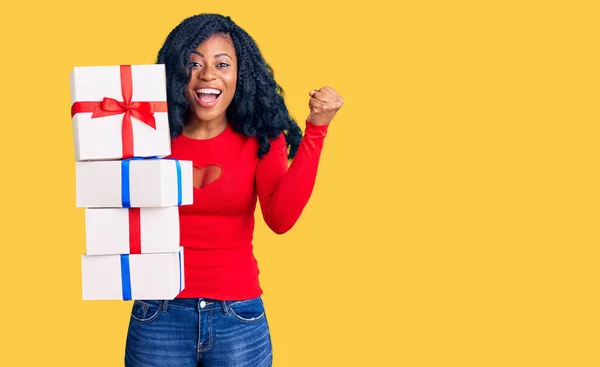 Hermosa Mujer Afroamericana Sosteniendo Regalos Gritando Orgulloso Celebrando Victoria Éxito — Foto de Stock