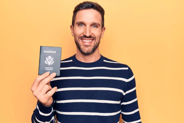 Jovem Turista Bonito Segurando Passaporte Dos Estados Unidos Sobre Fundo — Fotografia de Stock