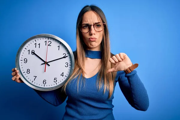 Giovane Donna Bionda Con Gli Occhi Azzurri Tenendo Grande Orologio — Foto Stock