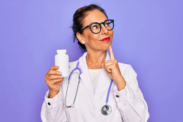 Medico Professionista Anziano Mezza Età Donna Possesso Pillole Farmaceutiche Volto — Foto Stock