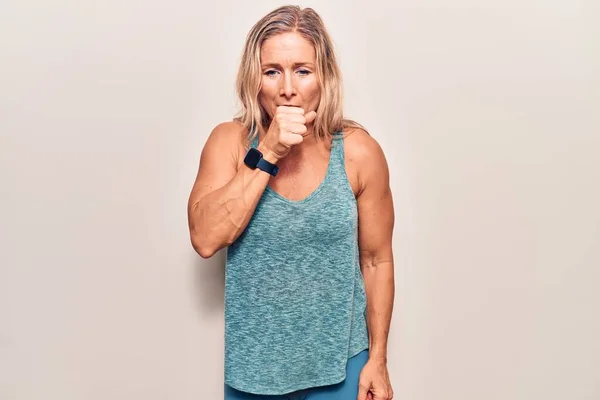 Blonde Frau Mittleren Alters Sportkleidung Fühlt Sich Unwohl Und Hustet — Stockfoto