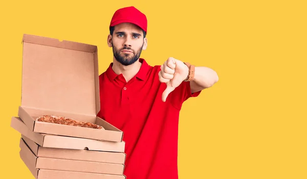 Młody Przystojny Mężczyzna Brodą Mundurze Dostawczym Trzymający Pudełka Pizzą Gniewną — Zdjęcie stockowe