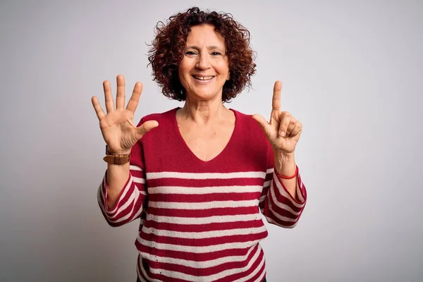 Middelbare Leeftijd Mooie Krullend Haar Vrouw Dragen Casual Gestreepte Trui — Stockfoto