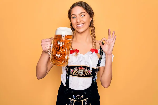 美丽的金发德国女人 蓝眼睛 身穿10月份的婚纱 身穿啤酒瓶 手握手签 象征非凡 — 图库照片