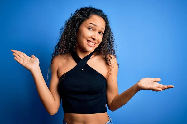 Joven Hermosa Mujer Con Pelo Rizado Con Camiseta Casual Pie —  Fotos de Stock