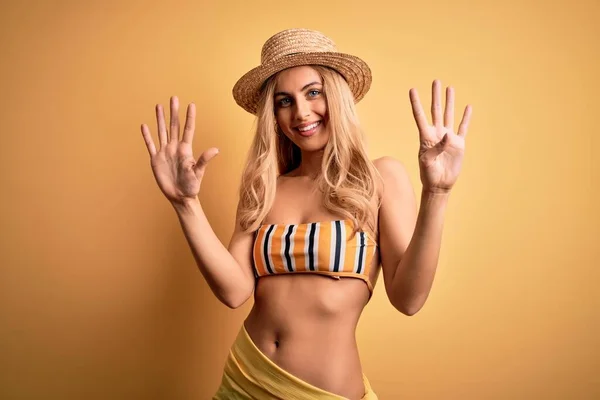 Молода Красива Блондинка Відпустці Носить Бікіні Капелюх Над Жовтим Тлом — стокове фото
