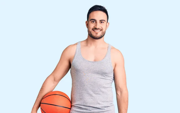 Junger Gutaussehender Mann Mit Basketballkorb Sieht Positiv Und Glücklich Stehend — Stockfoto