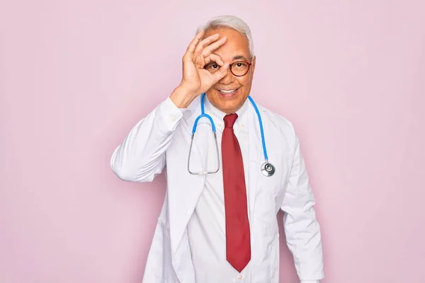 Orta Yaşlı Kır Saçlı Steteskop Profesyonel Sağlık Önlüğü Giyen Yaşlı — Stok fotoğraf