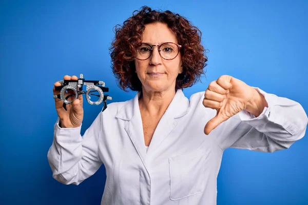 Optická Žena Středního Věku Kabátě Optometrickými Brýlemi Přes Modré Pozadí — Stock fotografie