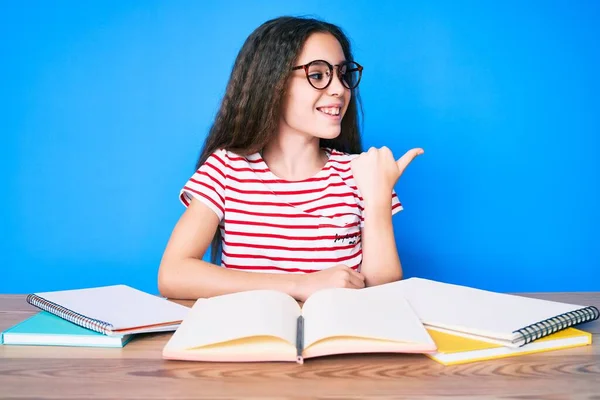 Χαριτωμένο Ισπανόφωνο Κορίτσι Που Διαβάζει Για Τις Σχολικές Εξετάσεις Κάθεται — Φωτογραφία Αρχείου