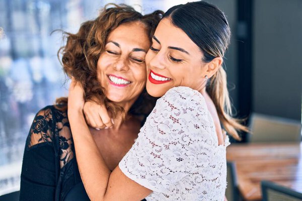 Hermosa Madre Hija Sonriendo Felices Confiadas Pie Con Sonrisa Cara — Foto de Stock