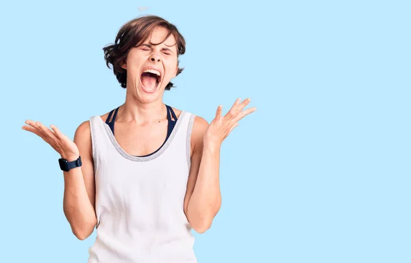 Schöne Junge Frau Mit Kurzen Haaren Lässiger Sportkleidung Die Verrückt — Stockfoto