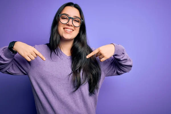 Mujer Morena Joven Con Gafas Sobre Fondo Aislado Púrpura Mirando —  Fotos de Stock