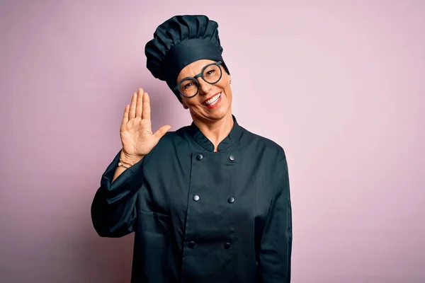 Middelbare Leeftijd Brunette Chef Kok Vrouw Dragen Fornuis Uniform Hoed — Stockfoto