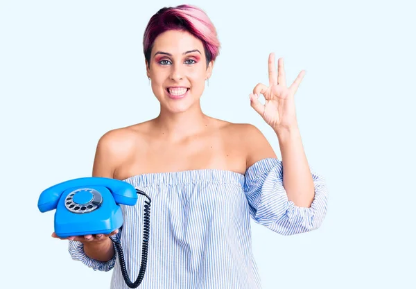 Mulher Bonita Nova Com Cabelo Rosa Segurando Telefone Vintage Fazendo — Fotografia de Stock