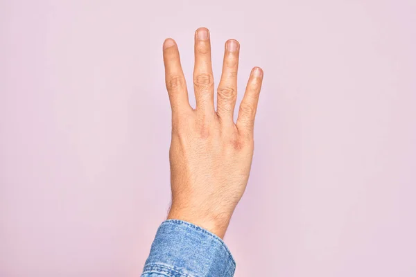 Mano Joven Caucásico Mostrando Dedos Sobre Fondo Rosa Aislado Contando — Foto de Stock