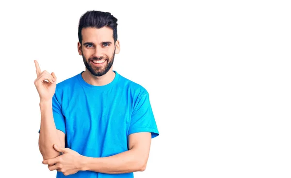 Ung Stilig Man Med Skägg Klädd Casual Shirt Ler Glad — Stockfoto