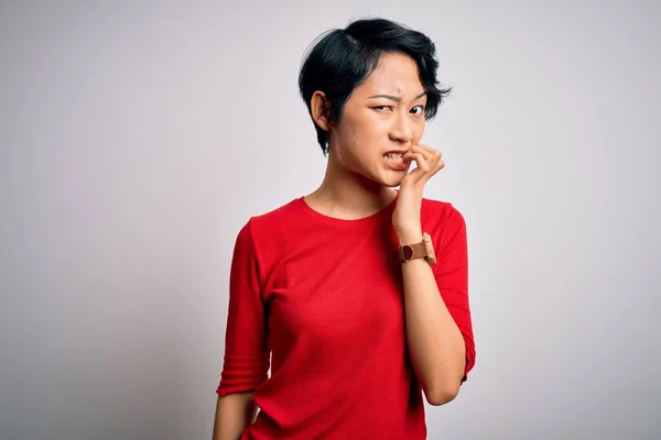 Jovem Bela Menina Asiática Vestindo Casual Camiseta Vermelha Sobre Isolado — Fotografia de Stock
