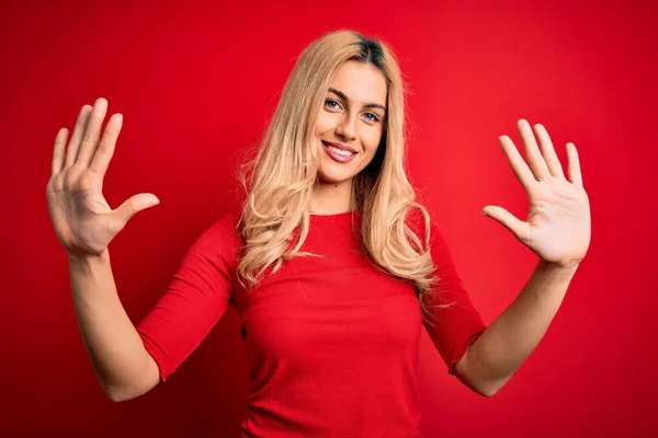 Ung Vacker Blond Kvinna Bär Casual Shirt Stående Över Isolerad — Stockfoto