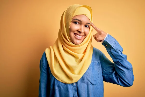 Ung Vacker Kvinna Med Lockigt Hår Bär Arabiska Traditionella Hijab — Stockfoto