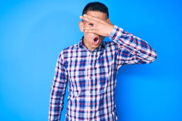 Junger Gutaussehender Lateinischer Mann Lässiger Kleidung Der Schockiert Gesicht Und — Stockfoto