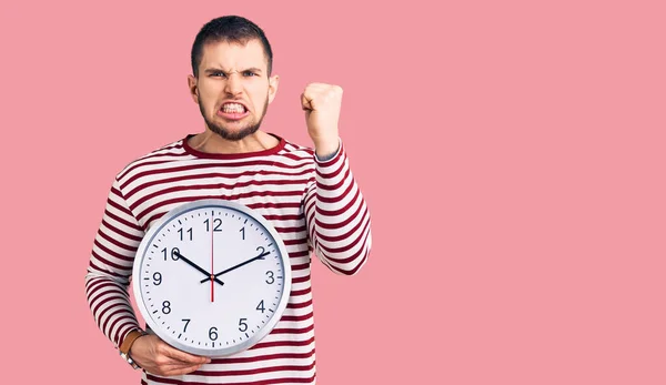 Junger Gutaussehender Mann Mit Großer Uhr Genervt Und Frustriert Schreiend — Stockfoto