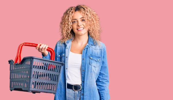 Jonge Blonde Vrouw Met Krullend Haar Holding Supermarkt Winkelmandje Kijken — Stockfoto