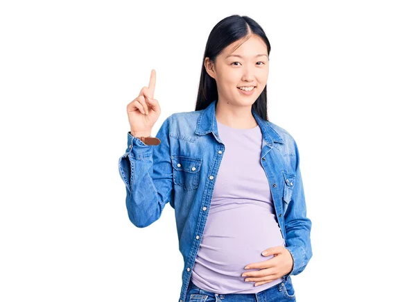 Mladý Krásný Číňan Žena Těhotná Očekává Dítě Ukazující Ukazující Nahoru — Stock fotografie