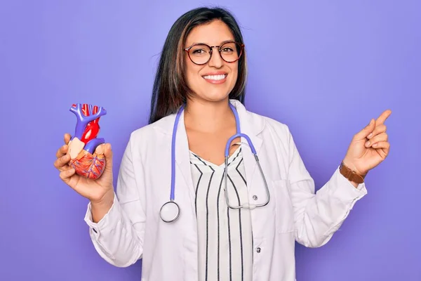 Young Doctor Cardiology Specialist Woman Holding Medical Heart Pruple Background — Stock Photo, Image