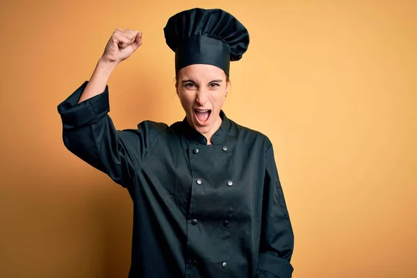 Joven Mujer Hermosa Chef Con Uniforme Cocina Sombrero Pie Sobre — Foto de Stock