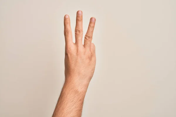 白地の上に指を示す白人青年の手数字3を示す3本の指 — ストック写真