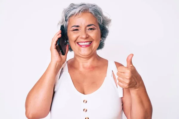 Senioren Hispanic Grijsharige Vrouw Met Gesprek Praten Smartphone Glimlachen Blij — Stockfoto