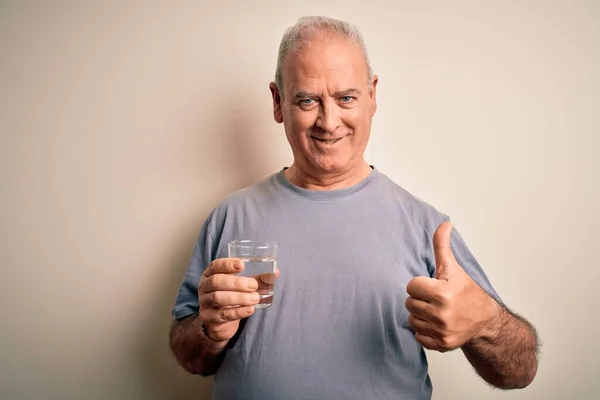 Medelåldern Stilig Hoary Man Dricka Glas Vatten Över Isolerad Vit — Stockfoto
