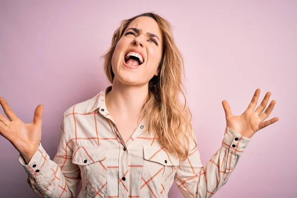 Young Beautiful Blonde Woman Wearing Casual Shirt Standing Isolated Pink — Stock Photo, Image