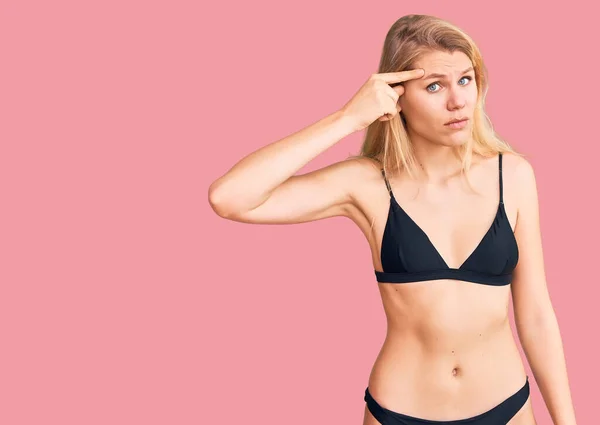 Jonge Mooie Blonde Vrouw Draagt Bikini Wijzend Ongelukkig Pukkelen Het — Stockfoto