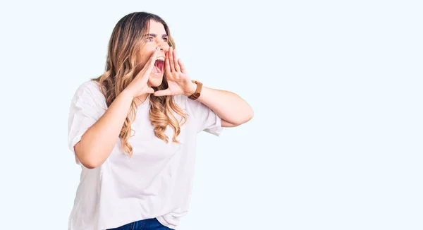 Jeune Femme Caucasienne Portant Des Vêtements Décontractés Criant Colère Haute — Photo