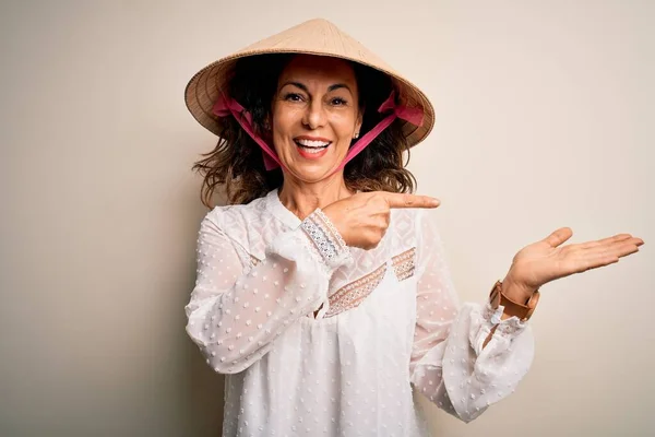 Middle Age Brunette Woman Wearing Asian Traditional Conical Hat White — Stock Photo, Image