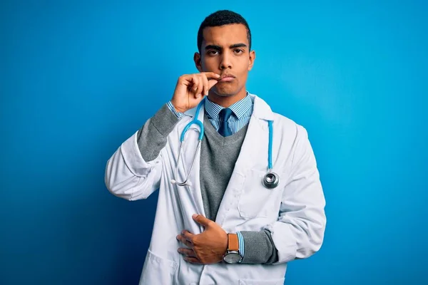 Guapo Afroamericano Doctor Hombre Usando Abrigo Estetoscopio Sobre Fondo Azul — Foto de Stock