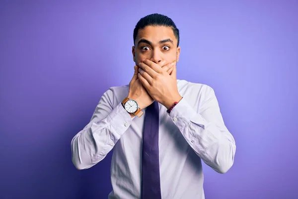 Joven Empresario Brasileño Con Elegante Corbata Pie Sobre Fondo Púrpura — Foto de Stock