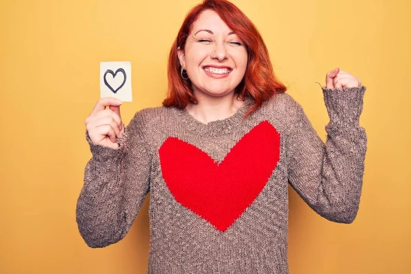 Jonge Mooie Roodharige Vrouw Houden Herinnering Met Hart Geïsoleerde Gele — Stockfoto