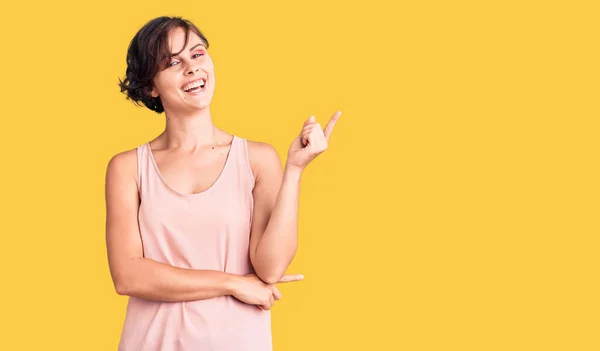 Mooie Jonge Vrouw Met Kort Haar Casual Stijl Met Mouwloos — Stockfoto